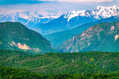 Karlı zirveleri ile yüksek dağlar ile dağ geçit.