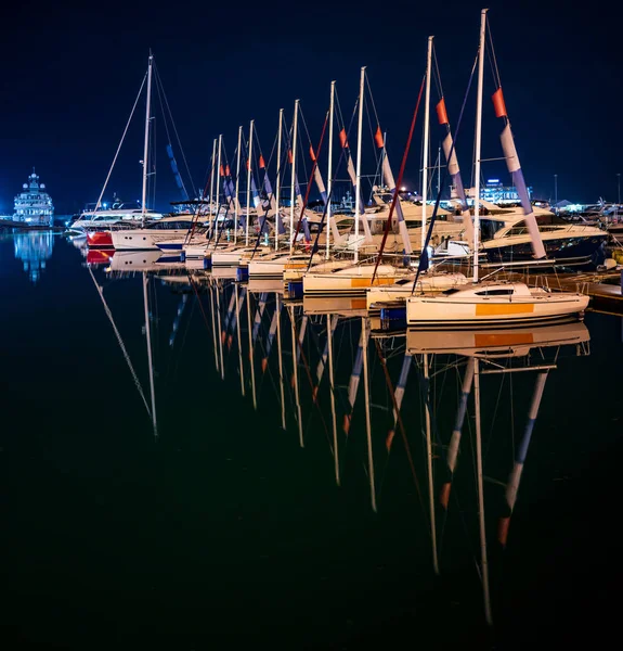Naves en el puerto en la noche de verano. Mar Negro, Sochi, Europa — Foto de Stock