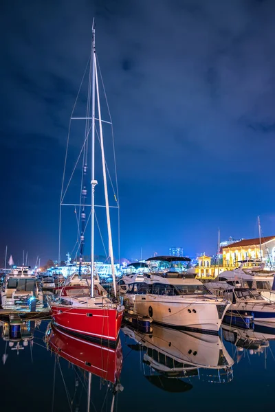 Naves en el puerto en la noche de verano. Mar Negro, Sochi, Europa — Foto de Stock