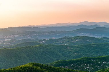 Dağların katmanları ve yeşil vadi. Soçi şehri güneş altında. Görüntü: Akhun Dağı, Sochi, Rusya.