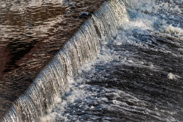 Eine kleine flache Kaskade in einem ruhigen Fluss — Stockfoto