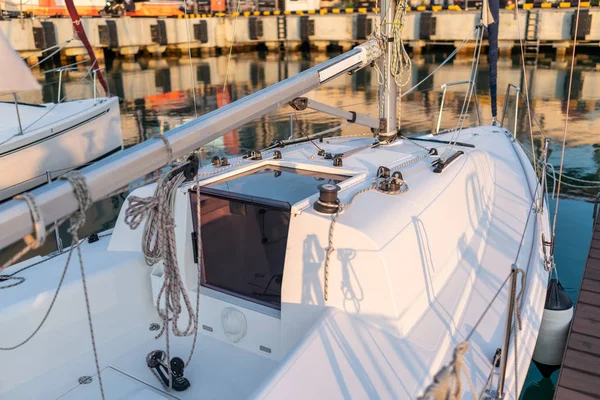 Weiße Segeljacht steht am Pier — Stockfoto