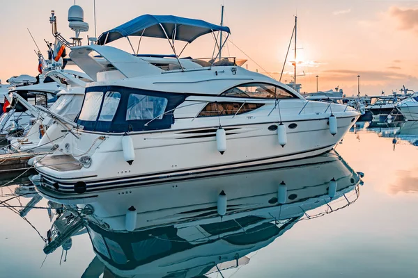 Hermoso día claro en el puerto de mar con yates amarrados . — Foto de Stock