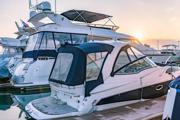 Vacker klar solnedgång i havet hamnen med förtöjda båtar. — Stockfoto