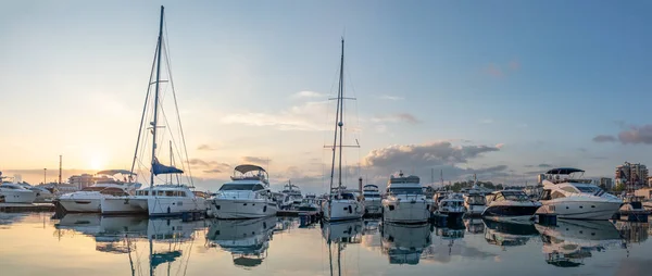 Hermosa puesta de sol clara en el puerto de mar con yates amarrados . — Foto de Stock