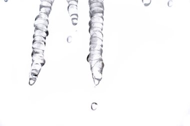 Şeffaf buz sarkıtları beyaz arkaplanda izole edilir