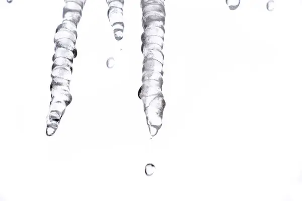Transparente Eiszapfen isolieren sich auf weißem Hintergrund — Stockfoto