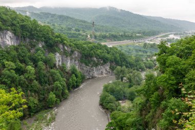 Altında nehir olan dağ geçidi. Siste yeşil dağlar
