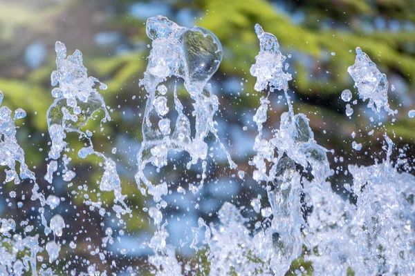 Wasser Plätschert Aus Einem Brunnen Auf Leuchtend Grünem Hintergrund Natürliche — Stockfoto