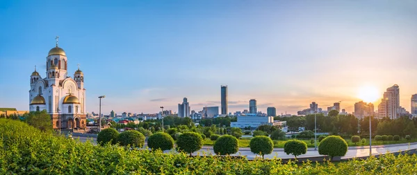 İlkbaharda ya da yazın güzel turuncu günbatımı ışığında tapınak. Yekaterinburg Baharı ya da Yazı Panoraması. Kan Tapınağı, Yekaterinburg, Rusya