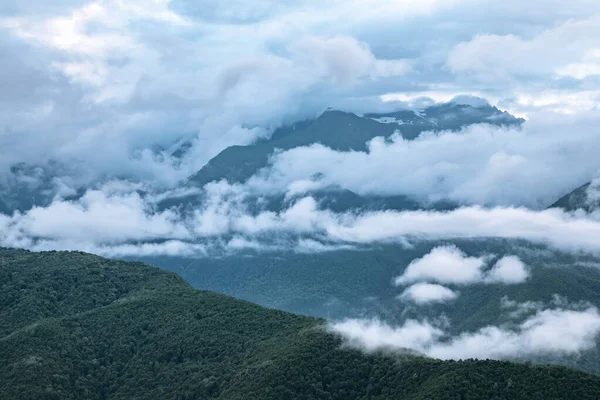 Alta Montanha Com Encostas Verdes Escondidas Nuvens Espessas Neblina Névoa — Fotografia de Stock