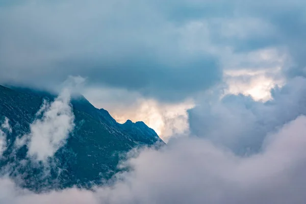 Alta Montaña Con Laderas Rocosas Escondidas Densas Nubes Niebla Niebla — Foto de Stock