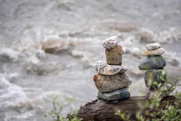 Балансировка Камней Равновесии Медитация Отдых Берегу Реки — стоковое фото
