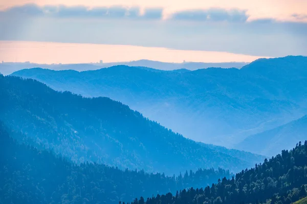 Vista Sobre Valle Verde Rodeado Altas Montañas Una Puesta Sol — Foto de Stock