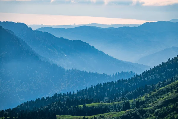 Vista Sobre Vale Verde Rodeado Por Altas Montanhas Pôr Sol — Fotografia de Stock