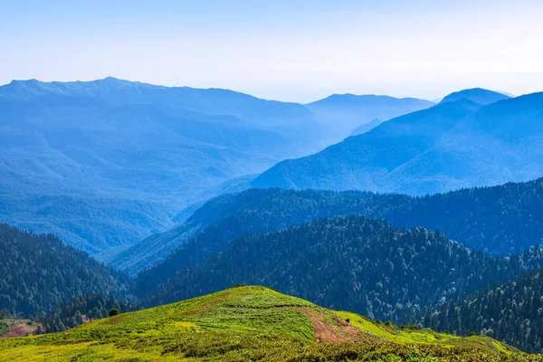 Vista Sobre Valle Verde Rodeado Altas Montañas Una Puesta Sol — Foto de Stock