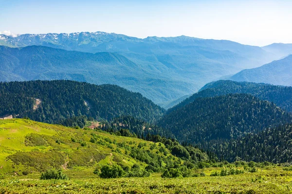 Vue Sur Vallée Verte Entourée Hautes Montagnes Sur Coucher Soleil — Photo