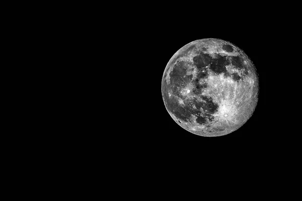 黑色背景的超级月亮在黑暗中隔绝的满月背景 — 图库照片