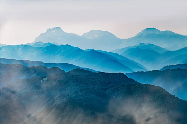 Altas Montanhas Com Encostas Verdes Densa Neblina Camadas Montanhas Névoa — Fotografia de Stock