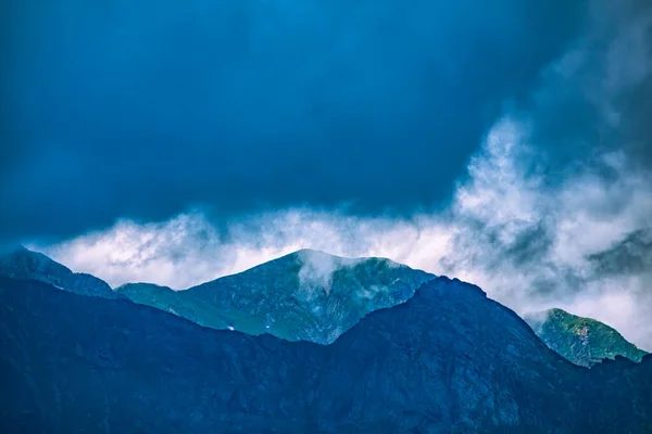 Montanhas Verdes Fundo Pôr Sol Nublado Paisagem Montanha Com Nuvens — Fotografia de Stock