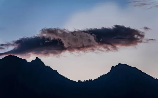 Nube Parece Dragón Con Fuego Cielo Silueta Una Cordillera Atardecer — Foto de Stock