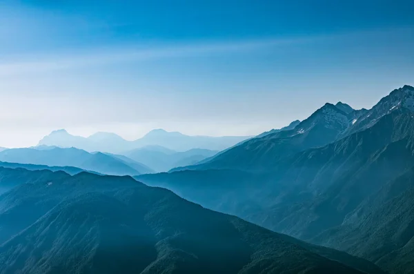 Yoğun Siste Yeşil Yamaçlı Yüksek Dağlar Gün Batımında Sisli Dağların — Stok fotoğraf