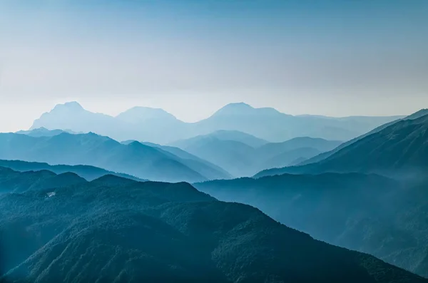 High Mountains Green Slopes Dense Fog Layers Mountains Haze Sunset — Stock Photo, Image