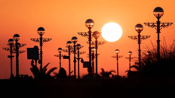 Terraplén Mar Con Puesta Sol Color Rojo Anaranjado Con Siluetas — Foto de Stock