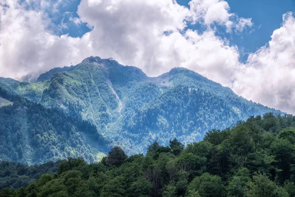 Pendiente Montaña Verde Con Teleféricos Día Nublado Verano Montaña Pirámide — Foto de Stock