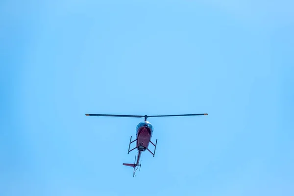 Ein Kleiner Zweisitziger Kommerzieller Hubschrauber Vor Klarem Blauem Himmel Fliegt — Stockfoto