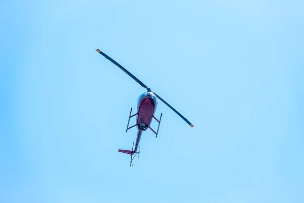 Ein Kleiner Zweisitziger Kommerzieller Hubschrauber Vor Klarem Blauem Himmel Fliegt — Stockfoto