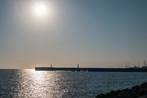 Klar Himmel Och Ljus Solnedgång Vid Havet Hamn Med Vågbrytare — Stockfoto
