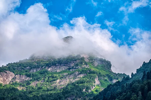 Alta Montanha Com Encostas Verdes Escondidas Nuvens Espessas Neblina Névoa — Fotografia de Stock