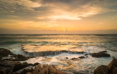 Rai gündoğumu sırasında asmak