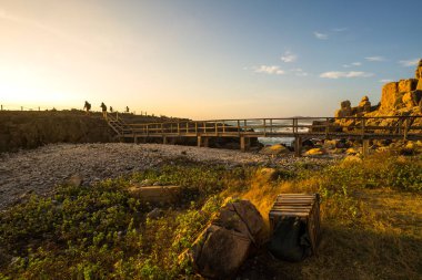 Rai gündoğumu sırasında asmak