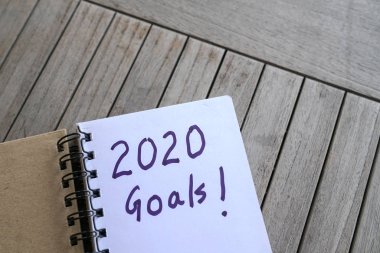 Yeni yıl 2020. Not defterinde 2020 gol işaretli el yazısı