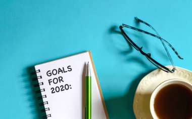 2020 yeni yıl hedefi, planı, not defterindeki aksiyon metni. Üst görünüm veya f