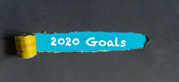 Agujero de papel con prueba, objetivos de año nuevo 2020  . —  Fotos de Stock