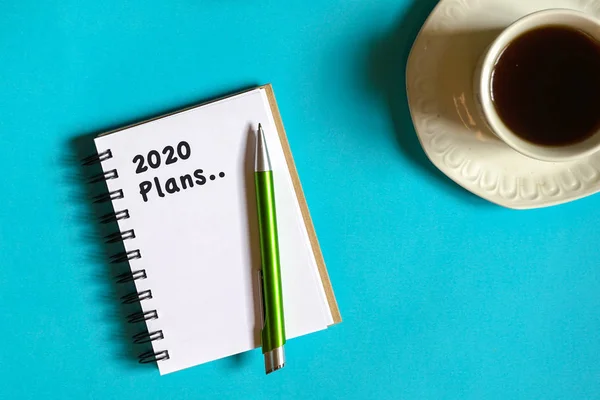 2020 nuevo año meta, plan, texto de acción en bloc de notas. Vista superior o f — Foto de Stock
