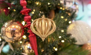 Noel süslemeleri Noel ağacında asılı duran toplar ve çene isimleriyle