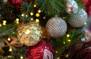 Noel süslemeleri Noel ağacında asılı duran toplar ve çene isimleriyle