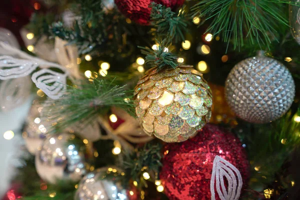 Decoraciones de Navidad en árbol de Navidad con bolas colgantes y orname — Foto de Stock