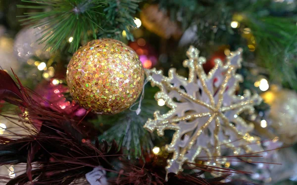 Juledekorasjoner på juletre med hengende baller og ornavn – stockfoto