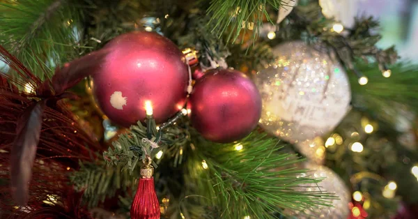 Decoraciones de Navidad en árbol de Navidad con bolas colgantes y orname — Foto de Stock