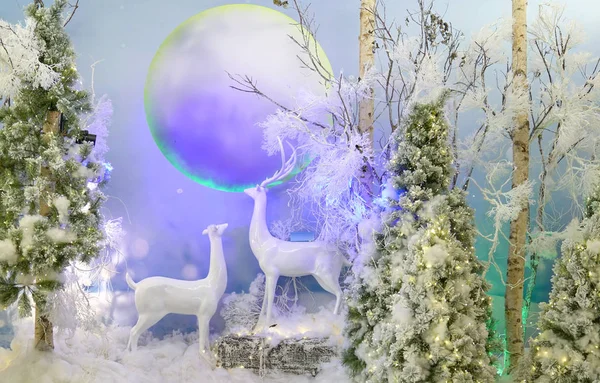 Kerstdeco met herten en bomen. Witte Kerst thema. — Stockfoto