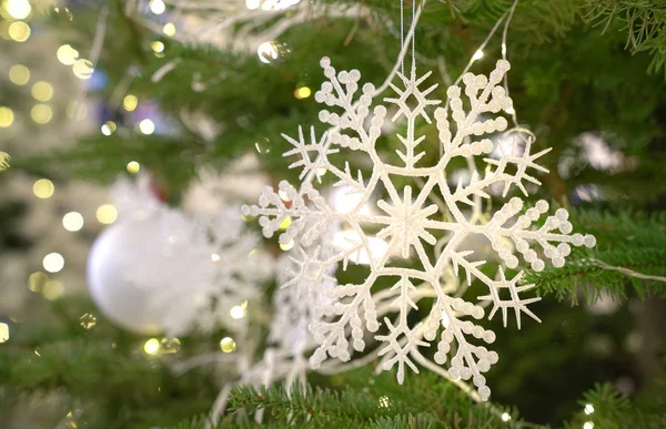 Pendurado decoração de Natal na árvore com luzes bokeh backgroun — Fotografia de Stock