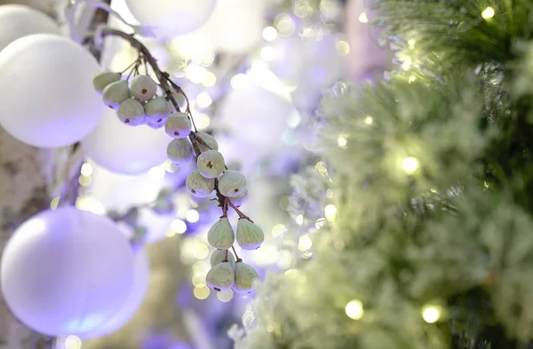 Abstrato bokeh luz com árvore de Natal branco — Fotografia de Stock
