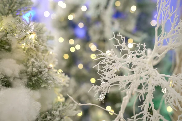 Déco de Natal branco e ornamentos com luzes bokeh fundo — Fotografia de Stock
