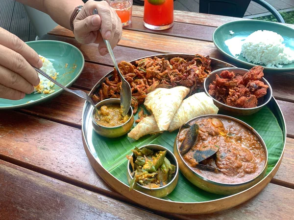 バナナの葉の食事は、揚げ鶏、カレー魚介類、ベジで構成されます。 — ストック写真