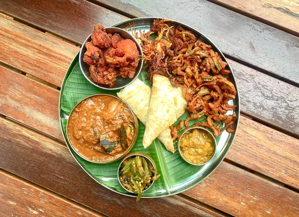 バナナの葉の食事は、揚げ鶏、カレー魚介類、ベジで構成されます。 — ストック写真